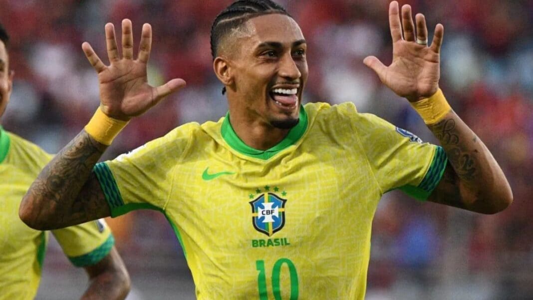 Brasileiro Raphinha é finalista do prêmio de melhor do mundo da Fifa