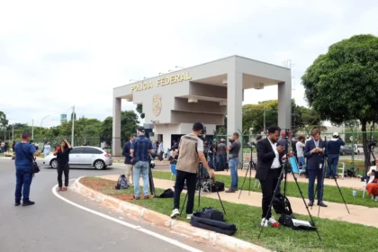 Alexandre de Moraes autoriza visita de Michelle a Jair Bolsonaro na PF