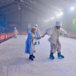 Decoração natalina tem pista de patinação no gelo no complexo turístico Ponta Negra