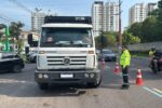 Prefeitura realiza operação de fiscalização de veículos pesados na avenida Mário Ypiranga Monteiro