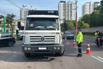 Prefeitura realiza operação de fiscalização de veículos pesados na avenida Mário Ypiranga Monteiro