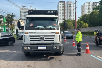 Prefeitura realiza operação de fiscalização de veículos pesados na avenida Mário Ypiranga Monteiro