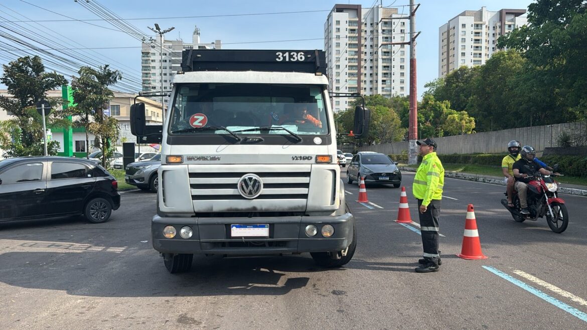 Prefeitura realiza operação de fiscalização de veículos pesados na avenida Mário Ypiranga Monteiro