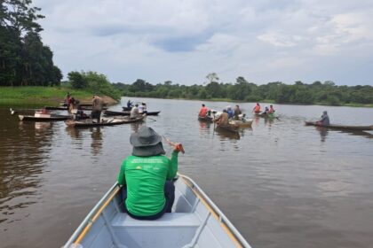 Pescadores realizam primeira pesca de pirarucu manejado, em Maraã