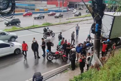 Motociclista venezuelano morre após cair e ser atingido por caminhão durante chuva em Manaus