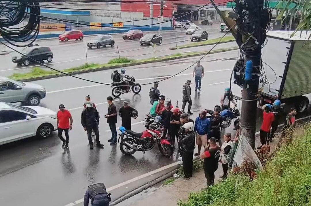 Motociclista venezuelano morre após cair e ser atingido por caminhão durante chuva em Manaus