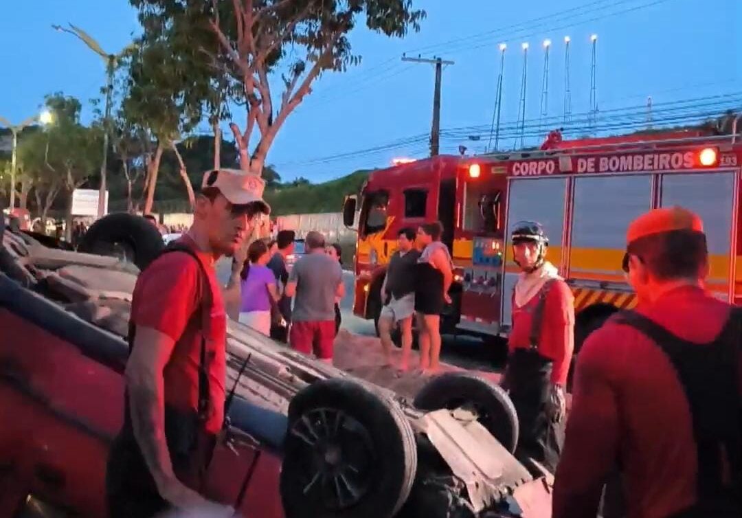 Vídeo: capotamento deixa dois mortos e feridos na Avenida do Turismo em Manaus