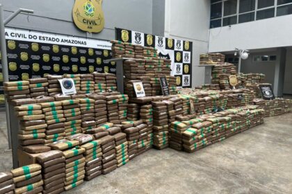 Polícia apreende mais de uma tonelada de skunk em sítio de Iranduba e prende cinco suspeitos