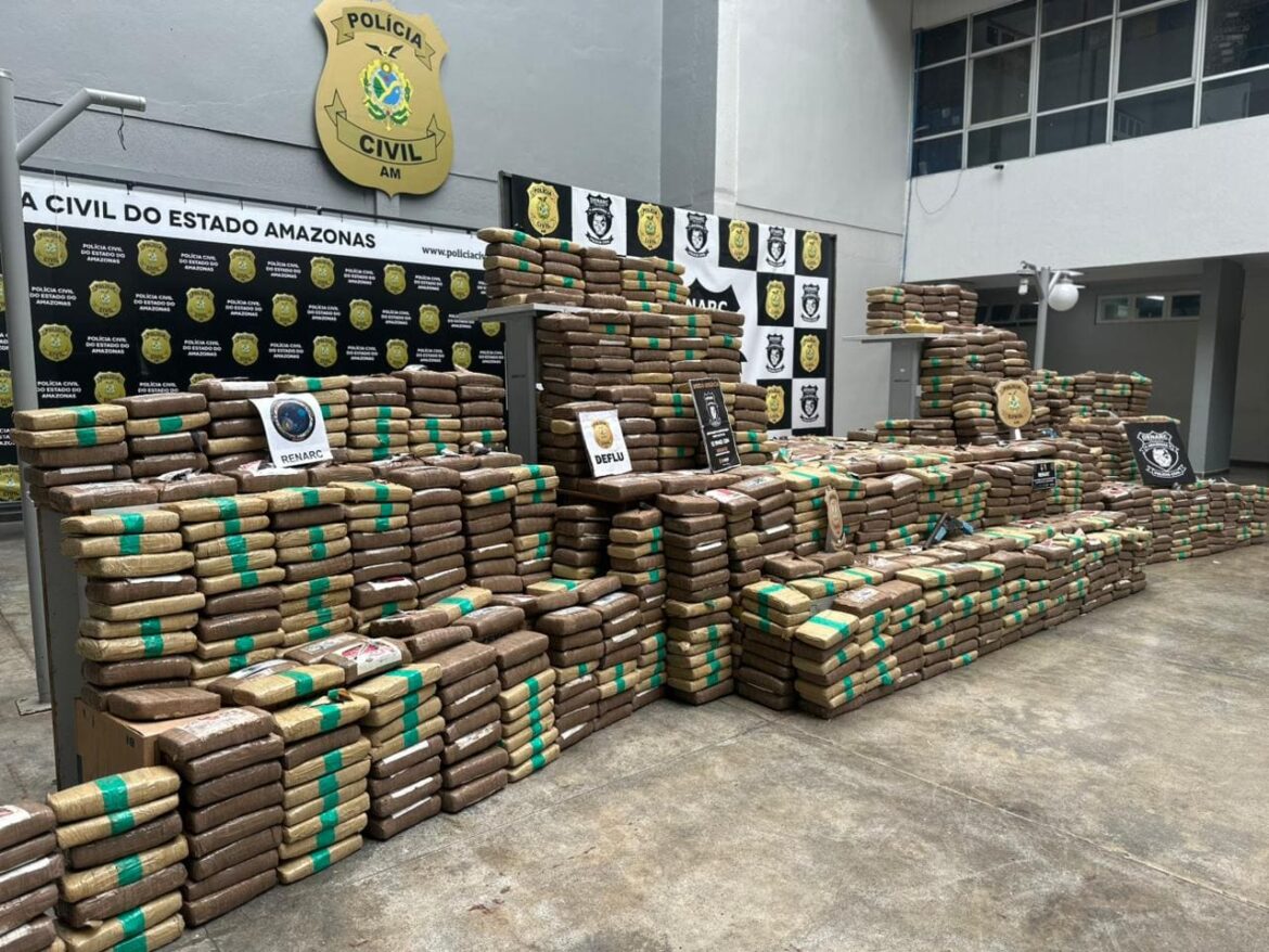 Polícia apreende mais de uma tonelada de skunk em sítio de Iranduba e prende cinco suspeitos