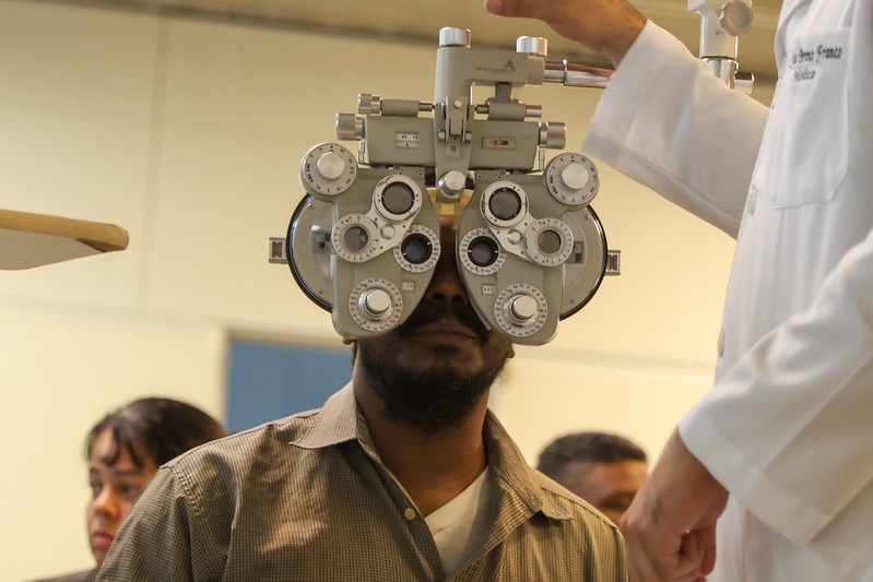 Pacientes comemoram mutirão de consultas oftalmológicas no Amazonas