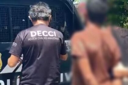 Filho é preso em flagrante por crimes de violência psicológica contra a mãe idosa, em Manaus