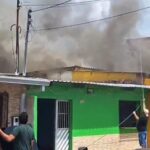 Casa pega fogo e assusta moradores no bairro Mutirão, em Manaus