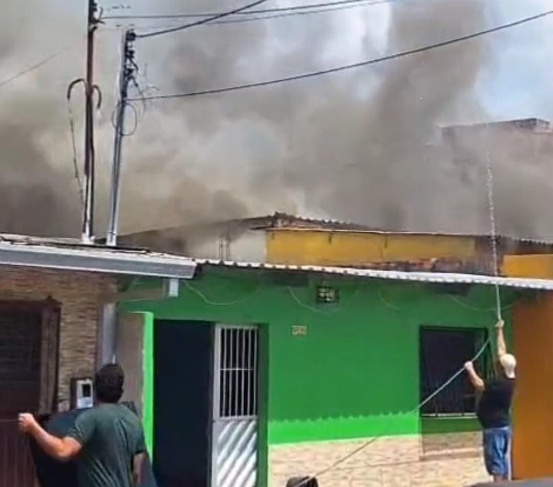 Casa pega fogo e assusta moradores no bairro Mutirão, em Manaus
