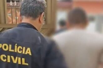 Pai é preso por agredir filho de 13 anos com perna-manca, em Manaus