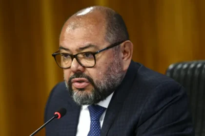 PF aponta ex-ministro de Bolsonaro como pilar institucional de desvios