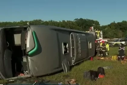 Ônibus tomba em SP e deixa dois mortos e ao menos 29 feridos