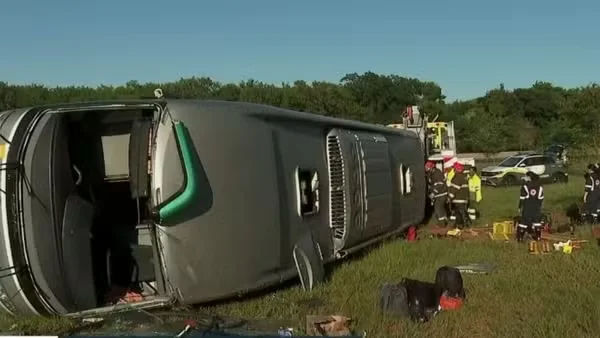 Ônibus tomba em SP e deixa dois mortos e ao menos 29 feridos