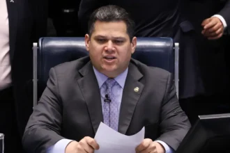 Alcolumbre cancela calendário para sabatina de Jorge Messias ao STF