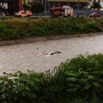 Vídeo: motorista é resgatando após carro cair dentro de igarapé em Manaus