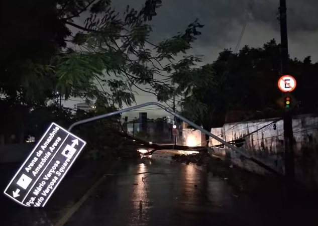 Manaus tem mais de 32 ocorrências devido às fortes chuvas na noite deste domingo (08)