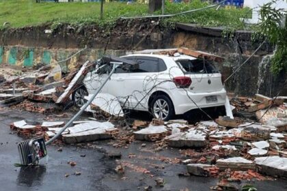 Muro da Ambev desaba e atinge carro durante chuva forte na Alvorada