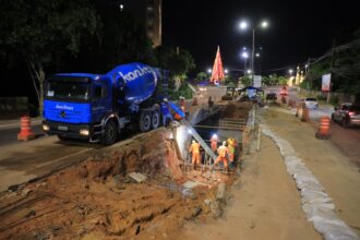 Prefeitura avança em obra de concretagem de ponte para o alargamento da avenida do Turismo