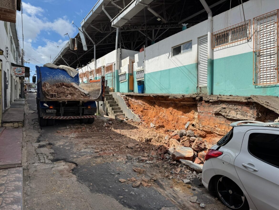 Muro no entorno da feira Porto do Ceasa desaba após fortes chuvas neste domingo (7)