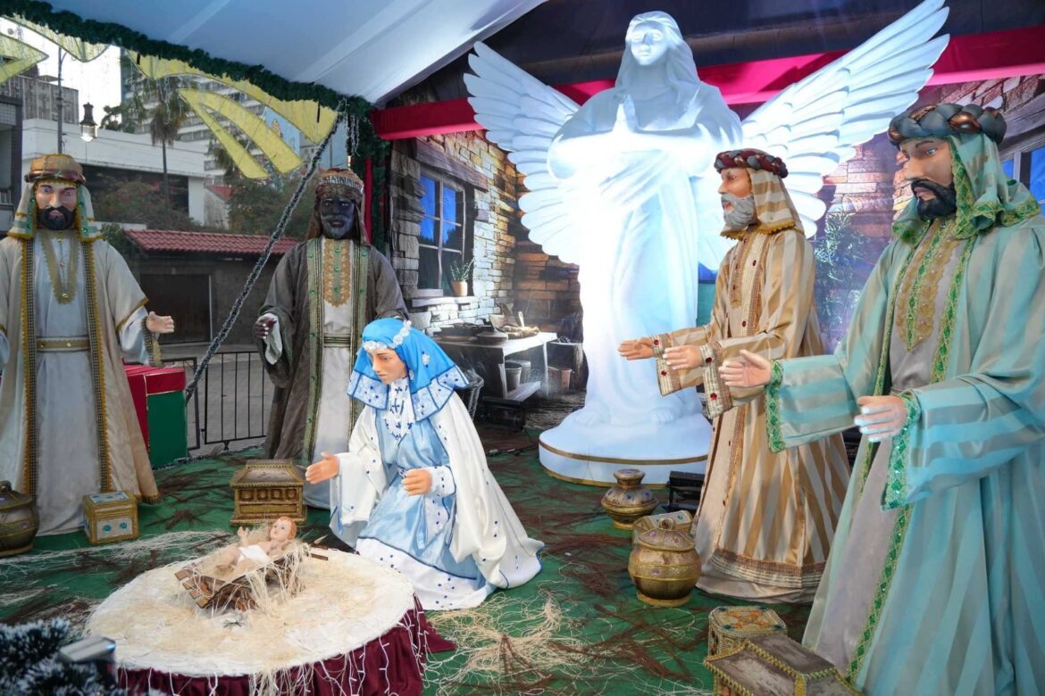 Largo São Sebastião se transforma em palco de fé, emoção e magia na abertura do 'Mundo Encantado do Natal'