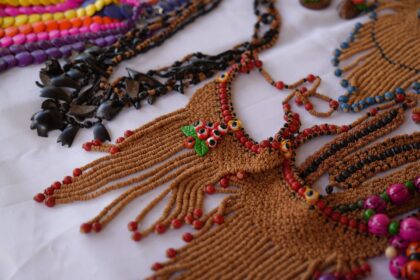 Artesãs indígenas ganham espaço e renda na Feira de Economia Criativa no Governo Presente