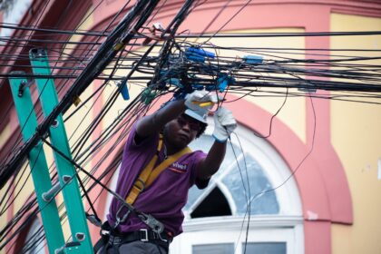 Prefeitura retira 15 toneladas de fios e cabos da rede elétrica no Centro Histórico de Manaus