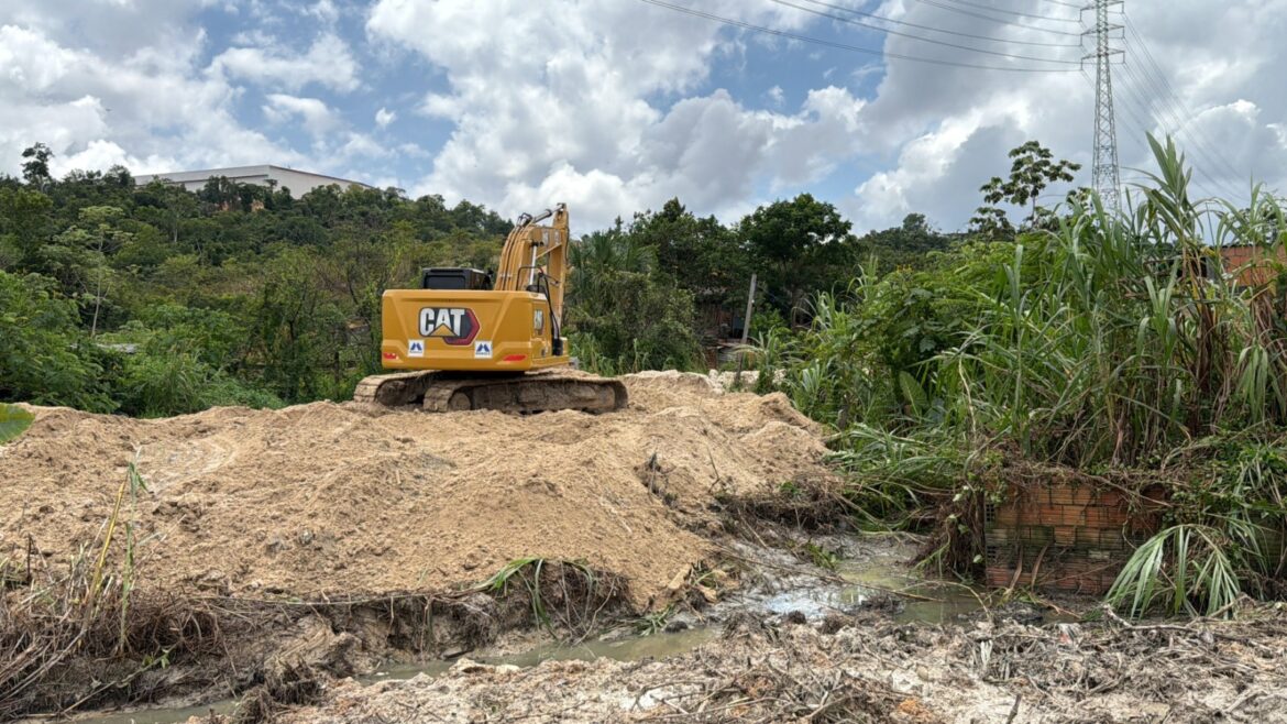 Prefeitura intensifica ações preventivas e realiza dragagem em igarapé do Jorge Teixeira durante período chuvoso
