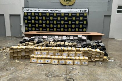 Polícia Militar do Amazonas apreende mais de uma tonelada de entorpecentes em micro-ônibus na AM-010