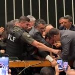 Glauber Braga é retirado à força após ocupar mesa da Câmara