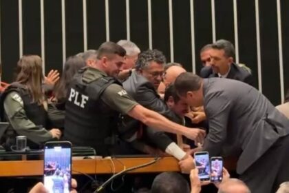 Glauber Braga é retirado à força após ocupar mesa da Câmara