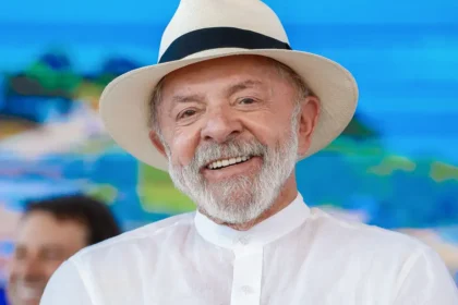 Presidente Lula faz cirurgia de catarata e recebe alta hospitalar