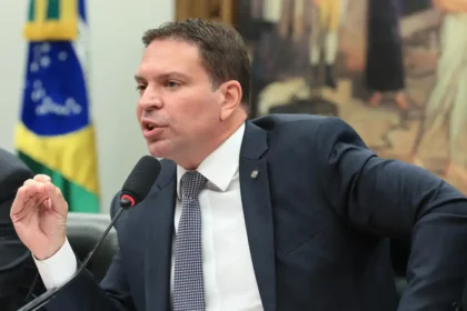 Governo brasileiro entrega pedido de extradição de Ramagem aos EUA