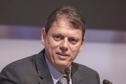 Moraes autoriza Tarcísio a visitar Bolsonaro na prisão na quinta-feira