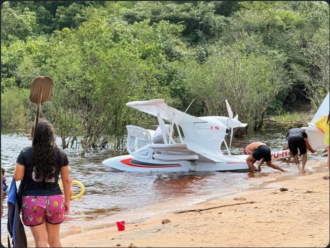 Avião de pequeno porte cai em praia após a Ponte Rio Negro, em Manaus