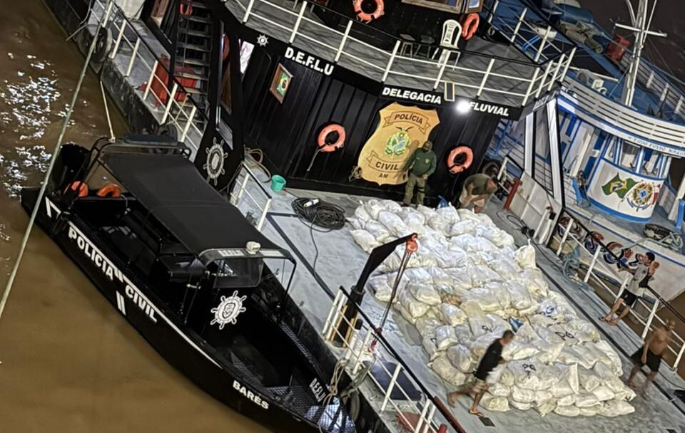 Delegacia Fluvial apreende 12 toneladas de pirarucu seco em embarcação próximo à Itacoatiara
