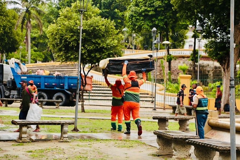 Prefeitura intensifica trabalho de limpeza na praça da Matriz após aumento do descarte irregular de lixo