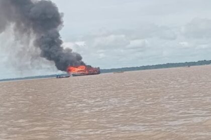 Vídeo: barcos-tanque explodem no rio Solimões e deixam cinco feridos