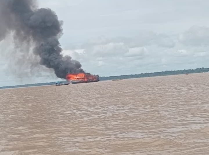 Vídeo: barcos-tanque explodem no rio Solimões e deixam cinco feridos