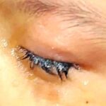 Criança de 2 anos cola os próprios olhos e é internada em hospital no interior do AM