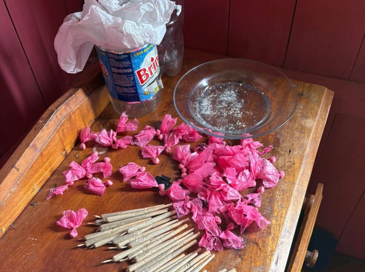 Policiais prendem homem em flagrante com oxi e maconha, em Canutama