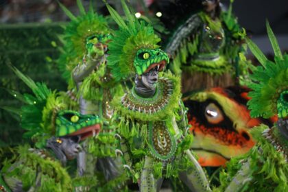 Desfiles das escolas de samba do Grupo Especial encantam o público no Sambódromo de Manaus