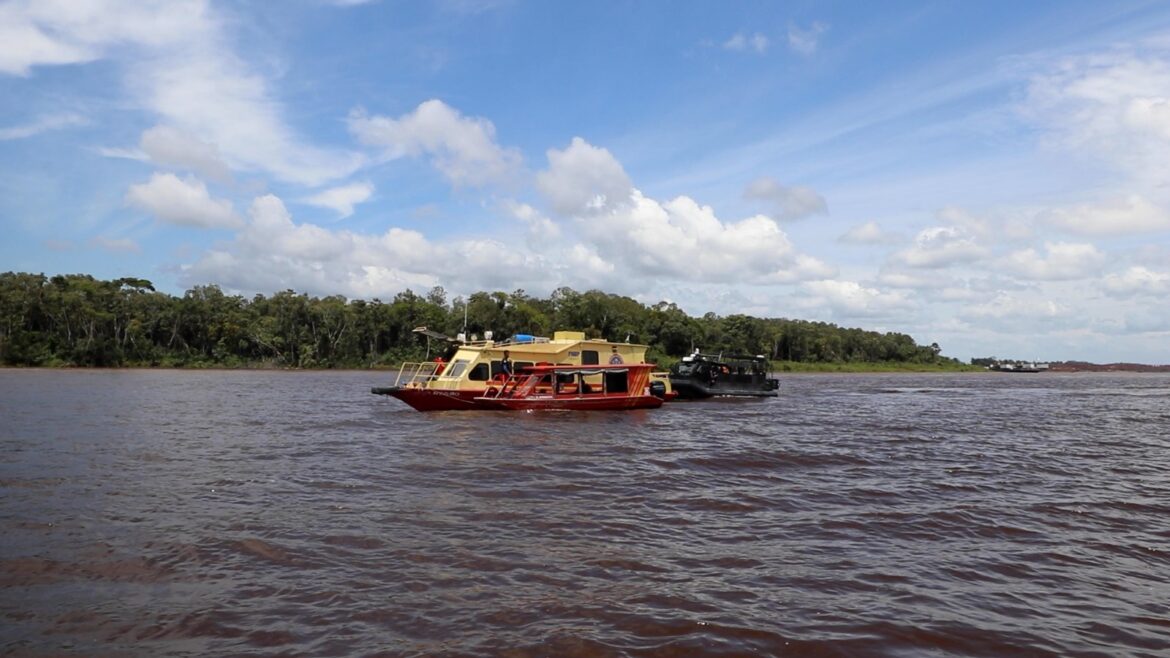 Corpo de Bombeiros segue buscas por desaparecidos em naufrágio e já percorreu mais de 10 km do rio Amazonas