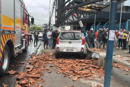 Carro invade parada de ônibus e mat@ idoso em Manaus