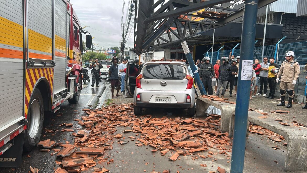 Carro invade parada de ônibus e mat@ idoso em Manaus