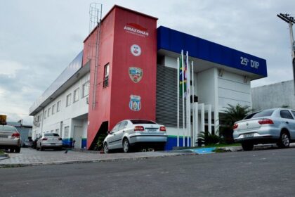 Mulher é presa por estelionato e furto qualificado de R$ 14 mil em clínica médica em Manaus