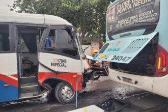 Vítimas são resgatadas após colisão entre micro-ônibus e ônibus na Cidade Nova, em Manaus